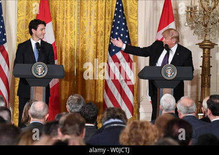 Stati Uniti Presidente Donald Trump gesti verso il primo ministro canadese Justin Trudeau durante una conferenza stampa congiunta alla Casa Bianca di Washington il 13 febbraio 2017. Foto di Pat Benic/UPI. Foto Stock