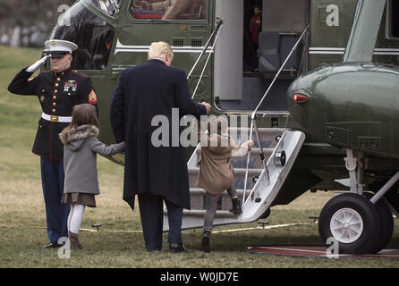 Presidente Trump passeggiate con i suoi nipoti Arabella e Giuseppe come egli si diparte la Casa Bianca per un viaggio in Carolina del Sud e poi in Florida per il fine settimana a Washington D.C. il 17 febbraio 2017. Arabella e Giuseppe sono i due più vecchi bambini di Ivanka Trump. Foto di Kevin Dietsch/UPI Foto Stock