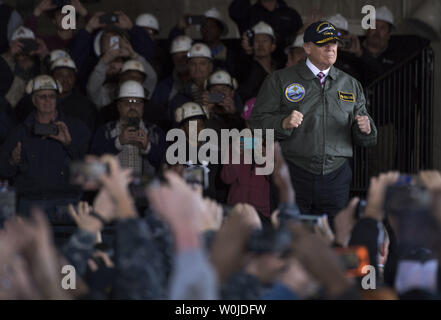 Presidente Donald Trump fa il suo modo per il podio a consegnare commento sul suo bilancio della difesa a bordo del Gerald Ford a Newport News la costruzione navale in Newport News, Virginia il 2 marzo 2017. Foto di Kevin Dietsch/UPI Foto Stock