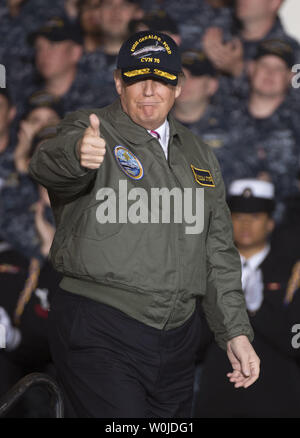 Presidente Donald Trump fa il suo modo per il podio a consegnare commento sul suo bilancio della difesa a bordo del Gerald Ford a Newport News la costruzione navale in Newport News, Virginia il 2 marzo 2017. Foto di Kevin Dietsch/UPI Foto Stock