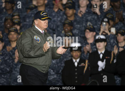 Presidente Donald Trump fa il suo modo per il podio a consegnare commento sul suo bilancio della difesa a bordo del Gerald Ford a Newport News la costruzione navale in Newport News, Virginia il 2 marzo 2017. Foto di Kevin Dietsch/UPI Foto Stock