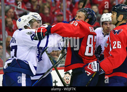 Washington centro capitelli Jay Beagle (83) e Toronto Maple Leafs centro Leo Komarov (47) lotta nel secondo periodo di Eastern Conference Quarti di Finale al Verizon Center di Washington, D.C., il 13 aprile 2017. Foto di Kevin Dietsch/UPI Foto Stock