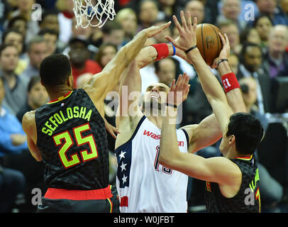 Washington Wizards center Marcin Gortat (13) spara contro Atlanta Hawks avanti Thabo Sefolosha (25) e Ersan Ilyasova al Verizon Center di Washington, D.C. il 19 aprile 2017. Foto di Kevin Dietsch/UPI Foto Stock