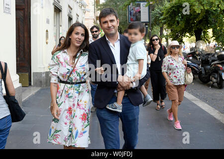 Alessandro Di Battista con il suo partner Sahra Lahouasnia e suo figlio Andrea arriva alla libreria Mondadori per la presentazione del libro "Politcamente Scorretto' (Luigi Mistrulli/fotogramma, Roma - 2019-06-27) p.s. la foto e' utilizzabile nel rispetto del contesto in cui e' stata scattata, e senza intento diffamatorio del decoro delle persone rappresentate Foto Stock