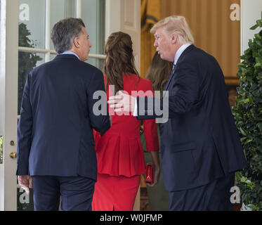 Stati Uniti Presidente Donald Trump accompagnatrici prima signora Melania e presidente argentino Mauricio Macri e sua moglie Juliana Awada all Ufficio Ovale dopo l arrivo a Washington il 27 aprile 2017. Macri è in città per una serie di colloqui con Trump. Foto di Pat Benic/UPI Foto Stock