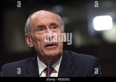 Dan cappotti, Direttore della National Intelligence (DNI), testimonia durante un Senato Intelligence audizione del Comitato sulle minacce a livello mondiale, sulla Capitol Hill a Washington D.C. il 11 maggio 2017. Foto di Kevin Dietsch/UPI Foto Stock