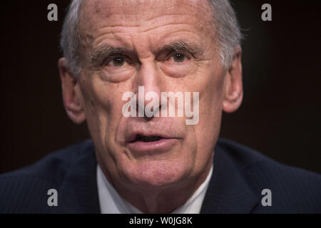 Dan cappotti, Direttore della National Intelligence (DNI), testimonia durante un Senato Intelligence audizione del Comitato sulle minacce a livello mondiale, sulla Capitol Hill a Washington D.C. il 11 maggio 2017. Foto di Kevin Dietsch/UPI Foto Stock