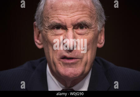 Dan cappotti, Direttore della National Intelligence (DNI), testimonia durante un Senato Intelligence audizione del Comitato sulle minacce a livello mondiale, sulla Capitol Hill a Washington D.C. il 11 maggio 2017. Foto di Kevin Dietsch/UPI Foto Stock