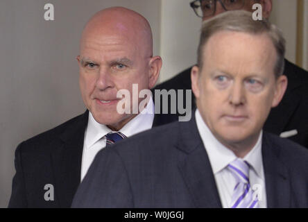 Segretario stampa della Casa Bianca Sean Spicer (R) accompagnatrici National Security Advisor H.R. McMaster per la briefing room alla Casa Bianca, 16 maggio 2017, a Washington, DC. McMaster ha parlato del Presidente Trump'sl viaggiare a Riyadh, Gerusalemme, Città del Vaticano e la Sicilia per il suo primo viaggio all'estero affrontate e relazioni del Presidente Trump rivelando secret intelligence alla Russia nel corso di una riunione bilaterale all Ufficio Ovale della scorsa settimana. Foto di Mike Theiler/UPI Foto Stock