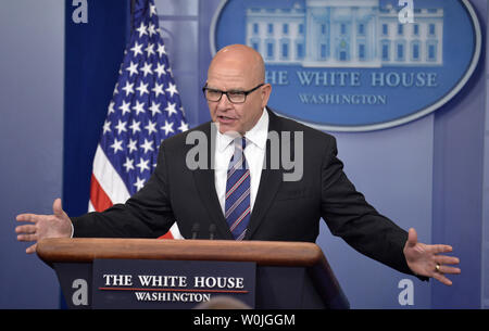 National Security Advisor H.R. Rende McMaster commento alla stampa alla Casa Bianca, 16 maggio 2017, a Washington, DC. McMaster ha parlato del Presidente Trump'sl viaggiare a Riyadh, Gerusalemme, Città del Vaticano e la Sicilia per il suo primo viaggio all'estero affrontate e relazioni del Presidente Trump rivelando secret intelligence alla Russia nel corso di una riunione bilaterale all Ufficio Ovale della scorsa settimana. Foto di Mike Theiler/UPI Foto Stock