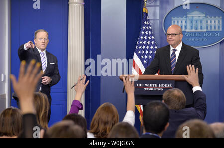 Segretario stampa della Casa Bianca Sean Spicer (L) punti di stampa come National Security Advisor H.R. McMaster attende per rispondere alla Casa Bianca, 16 maggio 2017, a Washington, DC. McMaster ha parlato del Presidente Trump'sl viaggiare a Riyadh, Gerusalemme, Città del Vaticano e la Sicilia per il suo primo viaggio all'estero affrontate e relazioni del Presidente Trump rivelando secret intelligence alla Russia nel corso di una riunione bilaterale all Ufficio Ovale della scorsa settimana. Foto di Mike Theiler/UPI Foto Stock