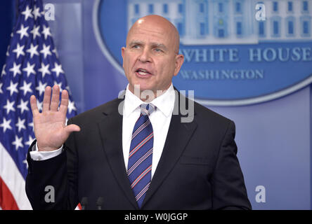 National Security Advisor H.R. Rende McMaster commento alla stampa alla Casa Bianca, 16 maggio 2017, a Washington, DC. McMaster ha parlato del Presidente Trump'sl viaggiare a Riyadh, Gerusalemme, Città del Vaticano e la Sicilia per il suo primo viaggio all'estero affrontate e relazioni del Presidente Trump rivelando secret intelligence alla Russia nel corso di una riunione bilaterale all Ufficio Ovale della scorsa settimana. Foto di Mike Theiler/UPI Foto Stock