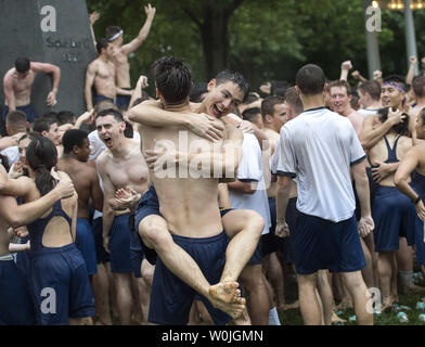 Il guardiamarina celebrare dopo Joe McGraw, di Rockford, Illinois, collocato un upperclassman's hat sulla parte superiore dell'Herndon Monument dopo 2 ore e 21 minuti, all'Accademia Navale degli Stati Uniti ad Annapolis, Maryland il 22 maggio 2017. L'Herndon Monument Climb è il tradizionale culmine della plebe anno o al primo anno, presso l'U.S. Accademia Navale. La classe deve lavorare insieme per recuperare un bianco plebs 'dixie cup' cappello del monumento e di sostituirlo con un upperclassman's hat. Foto di Kevin Dietsch/UPI Foto Stock