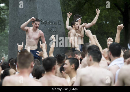 Il guardiamarina celebrare dopo Joe McGraw, di Rockford, Illinois, collocato un upperclassman's hat sulla parte superiore dell'Herndon Monument dopo 2 ore e 21 minuti, all'Accademia Navale degli Stati Uniti ad Annapolis, Maryland il 22 maggio 2017. L'Herndon Monument Climb è il tradizionale culmine della plebe anno o al primo anno, presso l'U.S. Accademia Navale. La classe deve lavorare insieme per recuperare un bianco plebs 'dixie cup' cappello del monumento e di sostituirlo con un upperclassman's hat. Foto di Kevin Dietsch/UPI Foto Stock