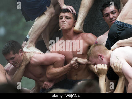 Il guardiamarina lavorano insieme durante l'Herndon Monument Climb all'Accademia Navale degli Stati Uniti ad Annapolis, Maryland il 22 maggio 2017. Il guardiamarina Joe McGraw, di Rockford, Illinois, posto il upperclassman hat sulla sommità del monumento dopo 2 ore, 21 minuti e 21 secondi. L'Herndon Monument Climb è il tradizionale culmine della plebe anno o al primo anno, presso l'U.S. Accademia Navale. La classe deve lavorare insieme per recuperare un bianco plebs 'dixie cup' cappello del monumento e di sostituirlo con un upperclassman's hat. Foto di Kevin Dietsch/UPI Foto Stock