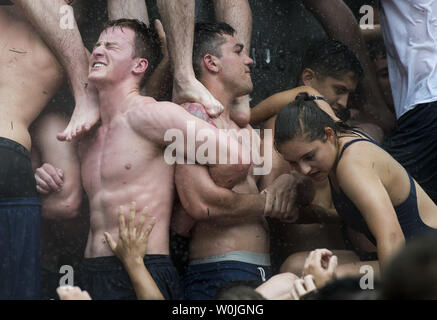 Il guardiamarina lavorano insieme durante l'Herndon Monument Climb all'Accademia Navale degli Stati Uniti ad Annapolis, Maryland il 22 maggio 2017. Il guardiamarina Joe McGraw, di Rockford, Illinois, posto il upperclassman hat sulla sommità del monumento dopo 2 ore, 21 minuti e 21 secondi. L'Herndon Monument Climb è il tradizionale culmine della plebe anno o al primo anno, presso l'U.S. Accademia Navale. La classe deve lavorare insieme per recuperare un bianco plebs 'dixie cup' cappello del monumento e di sostituirlo con un upperclassman's hat. Foto di Kevin Dietsch/UPI Foto Stock