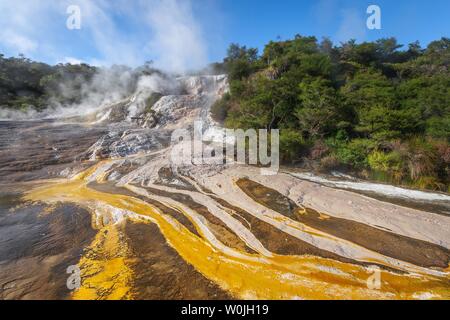 Rainbow e terrazza in cascata, primavera calda cuoce a vapore in Orakei Korako Grotta e Parco Termale, area geotermica, Hidden Valley, Taupo zona vulcanica, Nord Foto Stock