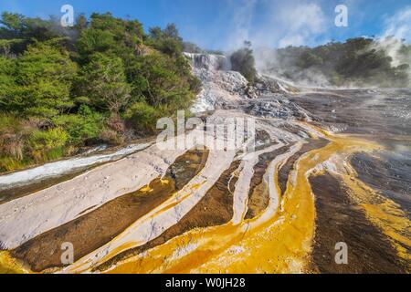 Rainbow e terrazza in cascata, fumante con molla di sinterizzare depositi, Orakei Korako Parco geotermico, area geotermica, nascosta Valle Vulcanica di Taupo Foto Stock