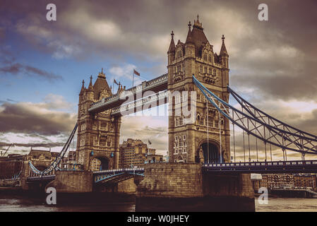 Londra, Inghilterra, Dicembre 10th, 2018: il Tower Bridge di Londra, Regno Unito. Sunrise con belle nuvole. I simboli in inglese Foto Stock