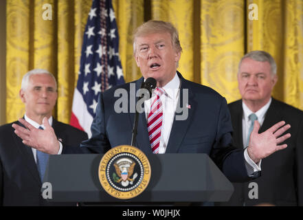 Presidente Donald Trump, uniti dal Vice Presidente Mike pence (L) ed ex Segretario di trasporto James Burnley, offre un commento sulla sua amministrazione del controllo del traffico aereo iniziativa di riforma, alla Casa Bianca a Washington D.C. il 5 giugno 2017. Trump propone la separazione del controllo del traffico aereo da parte del governo e nella propria entità. Foto di Kevin Dietsch/UPI Foto Stock