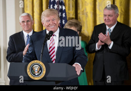 Presidente Donald Trump, uniti dal Vice Presidente Mike pence (L) ed ex Segretario di trasporto James Burnley, offre un commento sulla sua amministrazione del controllo del traffico aereo iniziativa di riforma, alla Casa Bianca a Washington D.C. il 5 giugno 2017. Trump propone la separazione del controllo del traffico aereo da parte del governo e nella propria entità. Foto di Kevin Dietsch/UPI Foto Stock