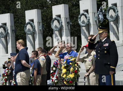 II Guerra Mondiale veterani militari attivi e membri del Boy Scout di partecipare in una corona recante cerimonia al Memoriale della Seconda Guerra Mondiale durante una cerimonia per onorare il 73º anniversario del D-Day, a Washington D.C. il 6 giugno 2017. Foto Kevin Dietsch/UPI Foto Stock