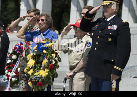 II Guerra Mondiale veterani militari attivi e membri del Boy Scout di partecipare in una corona recante cerimonia al Memoriale della Seconda Guerra Mondiale durante una cerimonia per onorare il 73º anniversario del D-Day, a Washington D.C. il 6 giugno 2017. Foto Kevin Dietsch/UPI Foto Stock