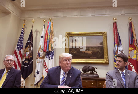 Presidente Donald Trump (C) soddisfa con la leadership del congresso, tra cui Casa il leader della maggioranza Mitch McConnell (L), R-ky, e l'altoparlante della casa Paolo Ryan, R-WI, durante una riunione nella sala Roosevelt alla Casa Bianca il 6 giugno 2017. Foto di Kevin Dietsch/UPI Foto Stock