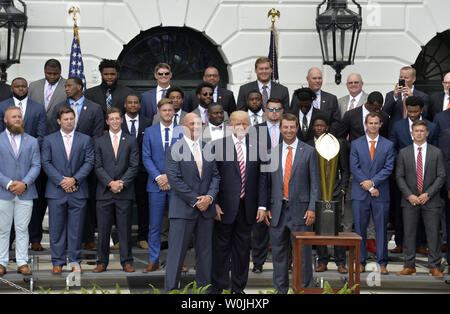 Presidente Donald Trump (C) pone con Clemson Head Coach Dabo Swinney (R) e Università presidente James Clements come trump accoglie favorevolmente i membri del 2016 NCAA Football campioni nazionali alla Casa Bianca, 12 giugno 2017, a Washington, DC. Foto di Mike Theiler/UPI Foto Stock