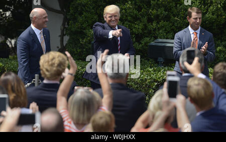 Presidente Donald Trump (C) riconosce il tifo gli ospiti come egli arriva con Clemson Head Coach Dabo Swinney (R) e Università presidente James Clements per dare il benvenuto ai membri del 2016 NCAA Football campioni nazionali alla Casa Bianca, 12 giugno 2017, a Washington, DC. Foto di Mike Theiler/UPI Foto Stock