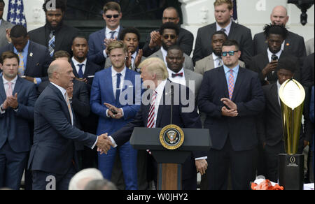 Presidente Donald Trump (R) scuote le mani con Università di Clemson presidente James Clements come egli benvenuto ai membri del 2016 NCAA Football campioni nazionali alla Casa Bianca, 12 giugno 2017, a Washington, DC. Foto di Mike Theiler/UPI Foto Stock