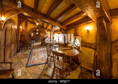 Vista interna del bar Il Green Dragon Inn, Hobbiton in Shire, location del film per il Signore degli Anelli e Lo Hobbit, Matamata, Waikato, Nord Foto Stock