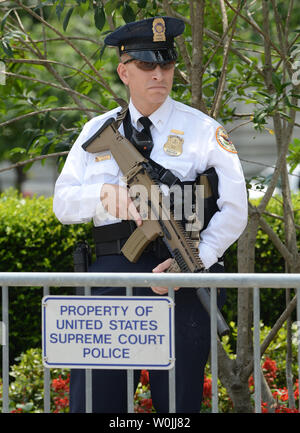 Una corte suprema funzionario di polizia sta di guardia al di fuori della Corte Suprema dove il nuovissimo giustizia, Neil Gorsuch dovrebbe avere un foto-op con Chief Justice John Roberts, presso la Corte suprema di Washington il 15 giugno 2017. Foto di Pat Benic/UPI Foto Stock