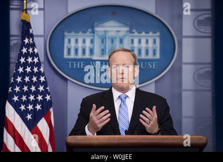 Segretario stampa della Casa Bianca Sean Spicer detiene il daily briefing con la stampa alla Casa Bianca a Washington D.C. il 26 giugno 2017. La Casa bianca sbarrata telecamere da filmare briefing odierno. Foto di Kevin Dietsch/UPI Foto Stock