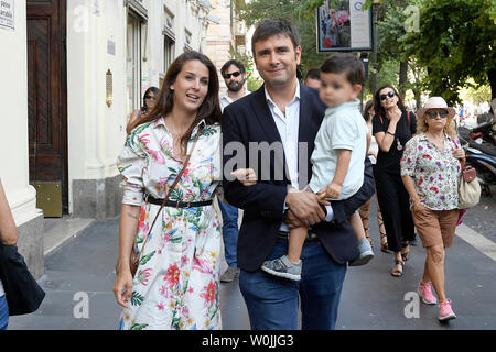 Alessandro Di Battista con il suo partner Sahra Lahouasnia e suo figlio Andrea arriva alla libreria Mondadori per la presentazione del libro "Politcamente Scorretto' (Luigi Mistrulli/fotogramma, Roma - 2019-06-27) p.s. la foto e' utilizzabile nel rispetto del contesto in cui e' stata scattata, e senza intento diffamatorio del decoro delle persone rappresentate Foto Stock