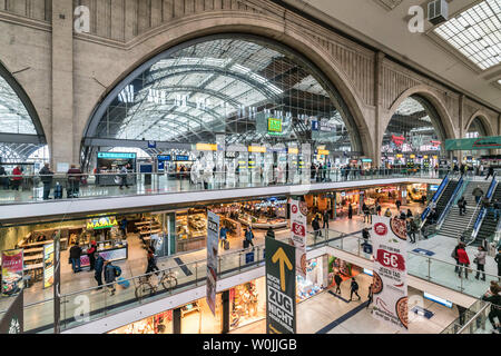 Il lungomare di Leipzig Hauptbahnhof o stazione ferroviaria centrale, in Sassonia, Germania, Europa | Innenaufnahme vom Leipziger Hauptbahnhof, Einkaufspromenad Foto Stock