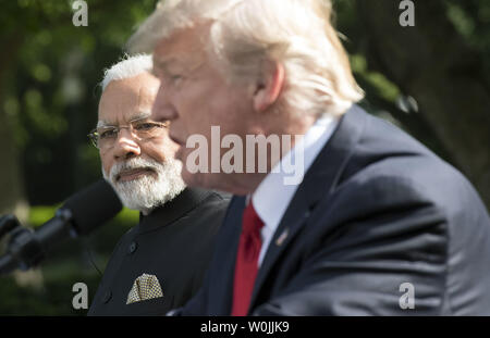 Primo Ministro indiano Narendra Modi parla accanto al presidente Donald Trump nel Giardino di Rose alla Casa Bianca a Washington D.C. il 26 giugno 2017. Foto di Kevin Dietsch/UPI Foto Stock