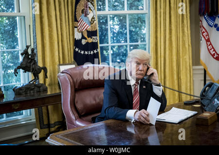 Presidente Donald Trump attende di parlare con il Primo Ministro Leo Varadkar dell'Irlanda dal telefono in ufficio Ovale della Casa Bianca il 27 giugno 2017 a Washington, DC. Trump ha effettuato la chiamata per congratularmi con il neo eletto primo ministro e attuale Taoiseach. Il leader del Fine Gael Party, Varadkar è stato eletto in seguito al pensionamento di Enda Kenny. Foto di Pete Marovich/UPI Foto Stock