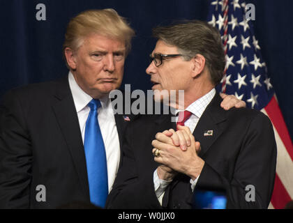 Presidente Donald Trump (L) abbraccia il Segretario dell'energia Rick Perry dopo Trump consegnato commento su a liberare energia Americano evento presso il Dipartimento di Energia a Washington D.C. il 29 giugno 2017. Trump ha annunciato un numero su iniziative tra cui la sua amministrazione del piano di laminazione sul retro dei regolamenti sulla produzione di energia e sviluppo. Foto di Kevin Dietsch/UPI Foto Stock