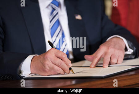 Presidente Donald Trump segni un annuncio in un Made in America vetrina sul Made in America giorno alla Casa Bianca a Washington D.C. il 17 luglio 2017. Trump ha ospitato i produttori e le aziende per tutti i 50 membri per evidenziare American made prodotti. Foto di Kevin Dietsch/UPI Foto Stock