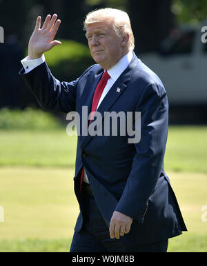 Presidente Donald Trump onde per gli ospiti e la stampa come egli si diparte la Casa Bianca, sul suo modo al suo New Jersey country club per vacanza, 4 agosto 2017, a Washington, DC. Il congresso è in agosto la rientranza e Trump dovrebbe essere lontano da Washington per più di due settimane. Foto di Mike Theiler/UPI Foto Stock