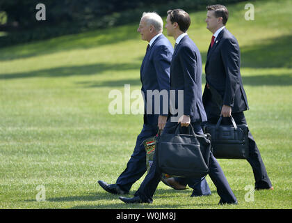 (L-R) capo del personale della Casa Bianca John F. Kelly, Jared Kushner e Casa Bianca segretario personale di Rob Porter come essi portano le loro borse alle Marine un elicottero per unire il presidente Donald Trump per la partenza dalla Casa Bianca, su Trump's modo al suo New Jersey country club per vacanza, 4 agosto 2017, a Washington, DC. Il congresso è in agosto la rientranza e Trump dovrebbe essere lontano da Washington per più di due settimane. Foto di Mike Theiler/UPI Foto Stock