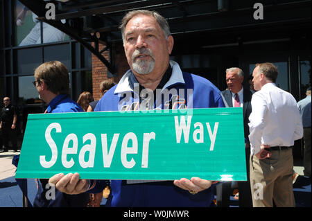 Queens, NY, STATI UNITI D'AMERICA. Il 27 giugno, 2019. Ron Swoboda a 'Seaver modo' ridenominazione di cerimonia in onore di Mets leggenda Tom Seaver una sette-blocco tratto al di fuori del campo di Citi nel Queens, a New York City il 27 giugno 2019. Credito: Giorgio Napolitano/media/punzone Alamy Live News Foto Stock