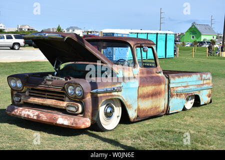 Un vecchio arrugginito Chevrolet pickup truck ad un auto show. Foto Stock