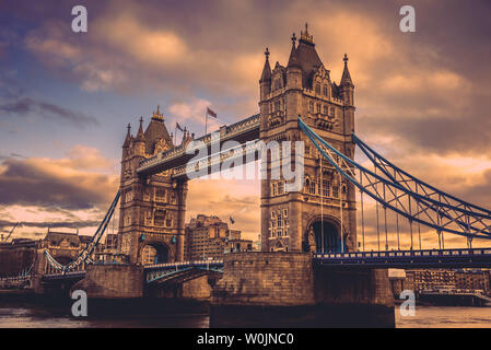 Londra, Inghilterra, Dicembre 10th, 2018: il Tower Bridge di Londra, Regno Unito. Sunrise con belle nuvole. I simboli in inglese Foto Stock