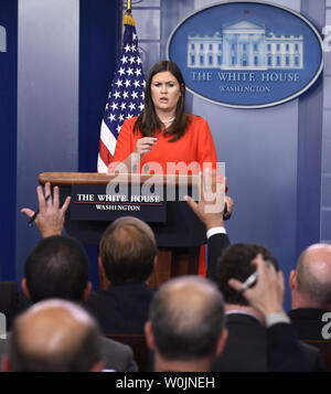 Segretario stampa della Casa Bianca Sarah Huckabee Sanders invita un reporter alla Casa Bianca, 11 settembre 2017, a Washington, DC. Sanders ha risposto alle domande sull uragano Irma gli sforzi di recupero, ex consulente Bannon Steven's intervista in TV e Presidente Trump piani per lavorare con il Congresso. Foto di Mike Theiler/UPI Foto Stock