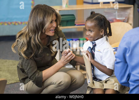 La First Lady Melania Trump visite con i bambini presso un centro giovanile a base comune Andrews, Maryland il 15 settembre 2017. La First Lady ha visitato con i bambini e ha partecipato a progetti di arti e S.T.E.M. dimostrazioni. Foto di Kevin Dietsch/UPI Foto Stock