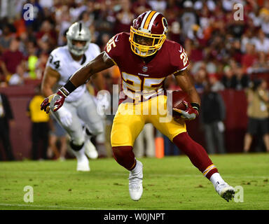 Washington Redskins running back Chris Thompson corre contro Oakland Raiders nel secondo trimestre a FedEx in campo Landover, Maryland il 24 settembre 2017. Foto di Kevin Dietsch/UPI Foto Stock