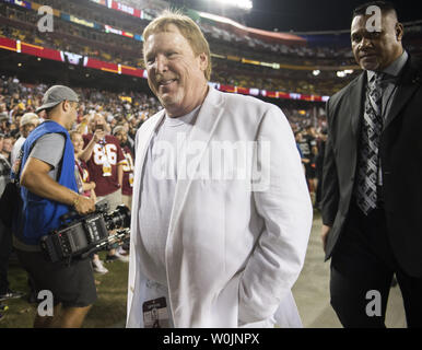 Oakland Raiders proprietario Mark Davis passeggiate sul campo prima del gioco di Raiders contro Washington Redskins, con FedEx Campo in Landover, Maryland il 24 settembre 2017. Foto di Kevin Dietsch/UPI Foto Stock