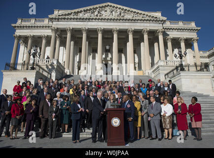 Ex congressista e della violenza pistola vittima Gabby Giffords risolve un rally sulla parte anteriore orientale passi dell'U.S. La camera dei rappresentanti il 4 ottobre 2017 a Washington D.C. I deputati democratici del Congresso tenuto il rally per onorare le vittime della massa riprese in Las Vegas e la richiesta di passaggio del King-Thompson bipartisan normativa per rafforzare i controlli in background e che istituisce una bipartisan Comitato di selezione sulla violenza pistola. Foto di Kevin Dietsch/UPI Foto Stock